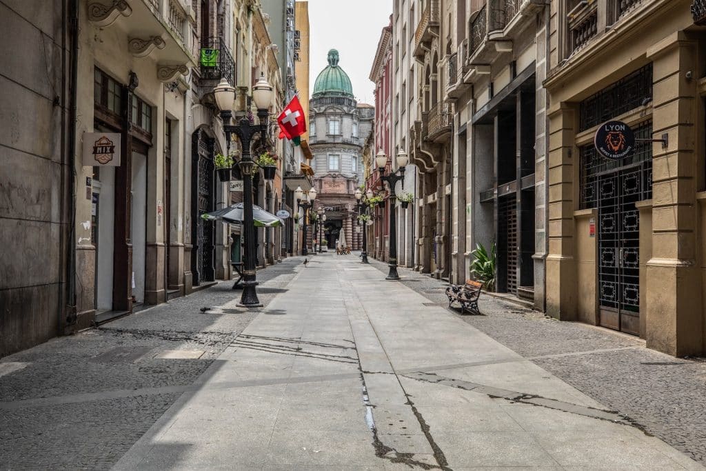 Fachadas históricas na Rua XV de Novembro, no Centro de Santos